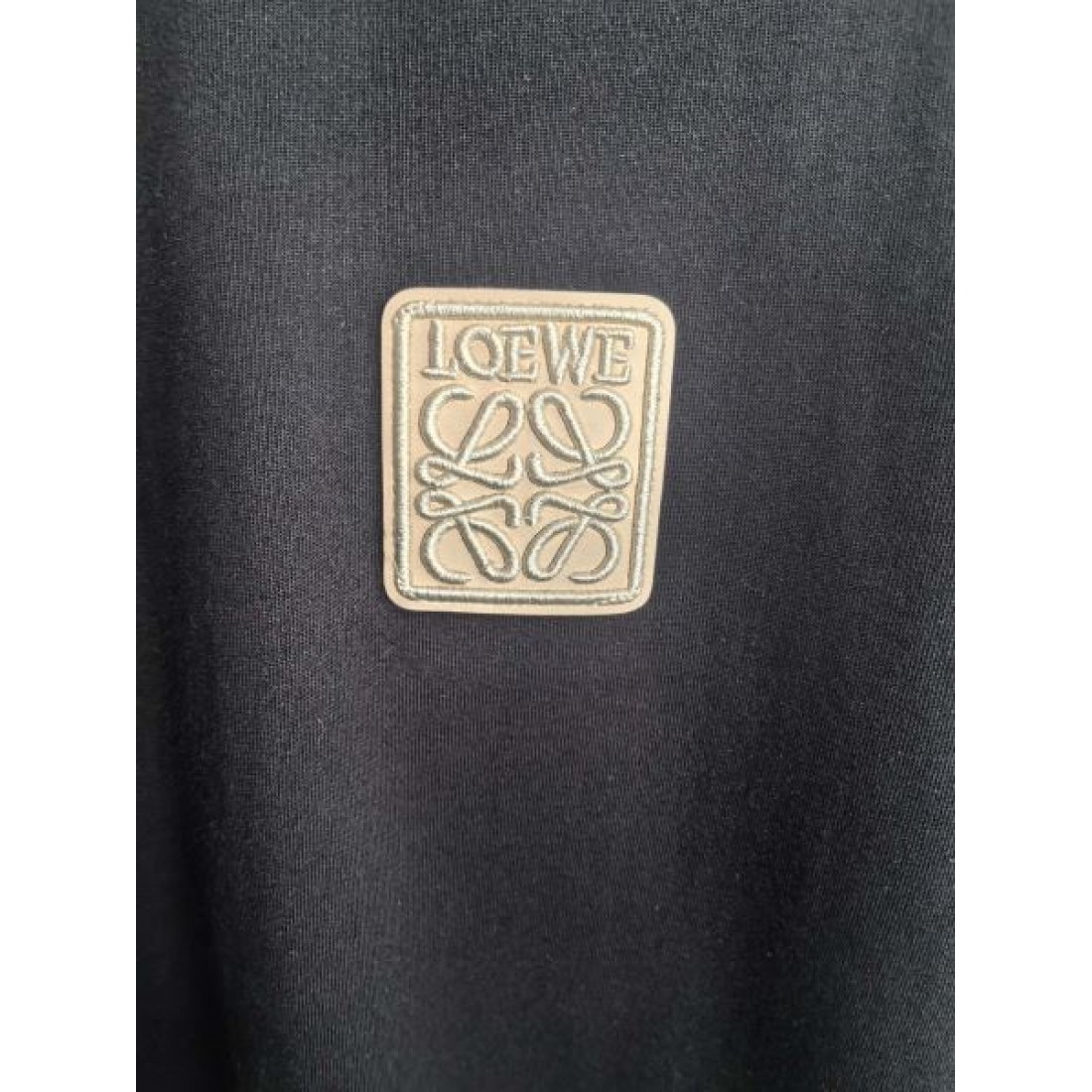 人気 トップス ブラック FENDI フェンディ コピー Tシャツ 胸元スクエアパッチ 凛々しい クルーネック ゆったり