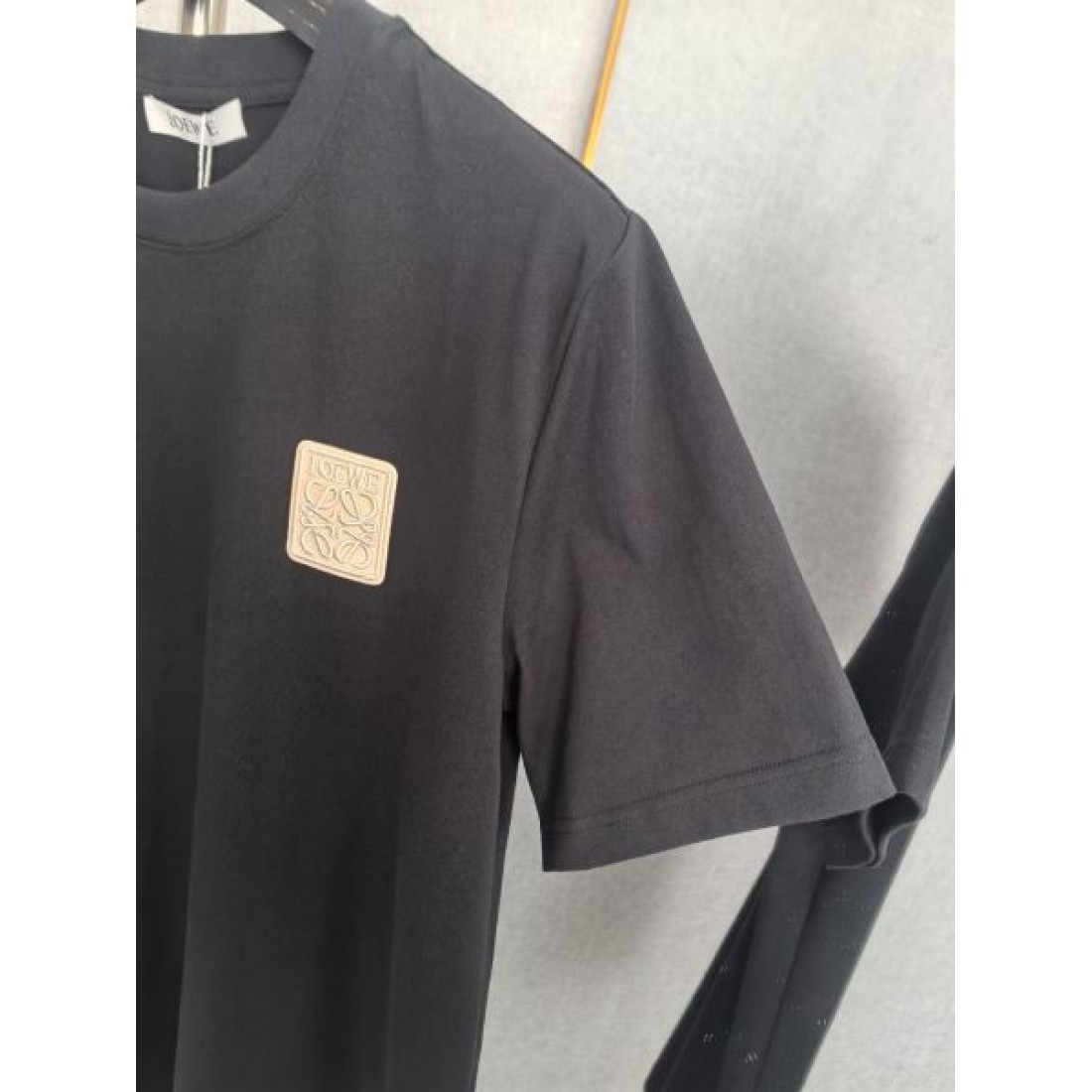 人気 トップス ブラック FENDI フェンディ コピー Tシャツ 胸元スクエアパッチ 凛々しい クルーネック ゆったり