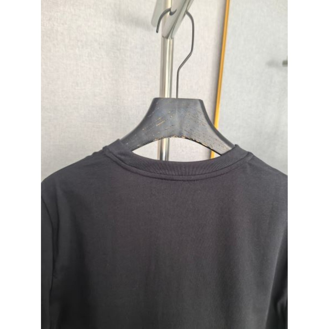 人気 トップス ブラック FENDI フェンディ コピー Tシャツ 胸元スクエアパッチ 凛々しい クルーネック ゆったり