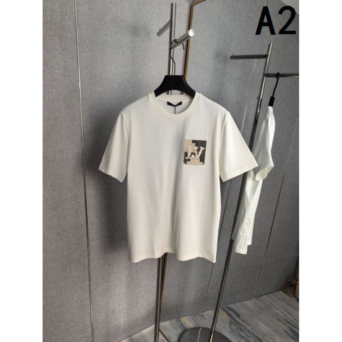 精悍 ゆったり クルーネック LOUIS VUITTON ルイヴィトン コピー Tシャツ ブラック 胸元スクエアロゴ 人気 トップス