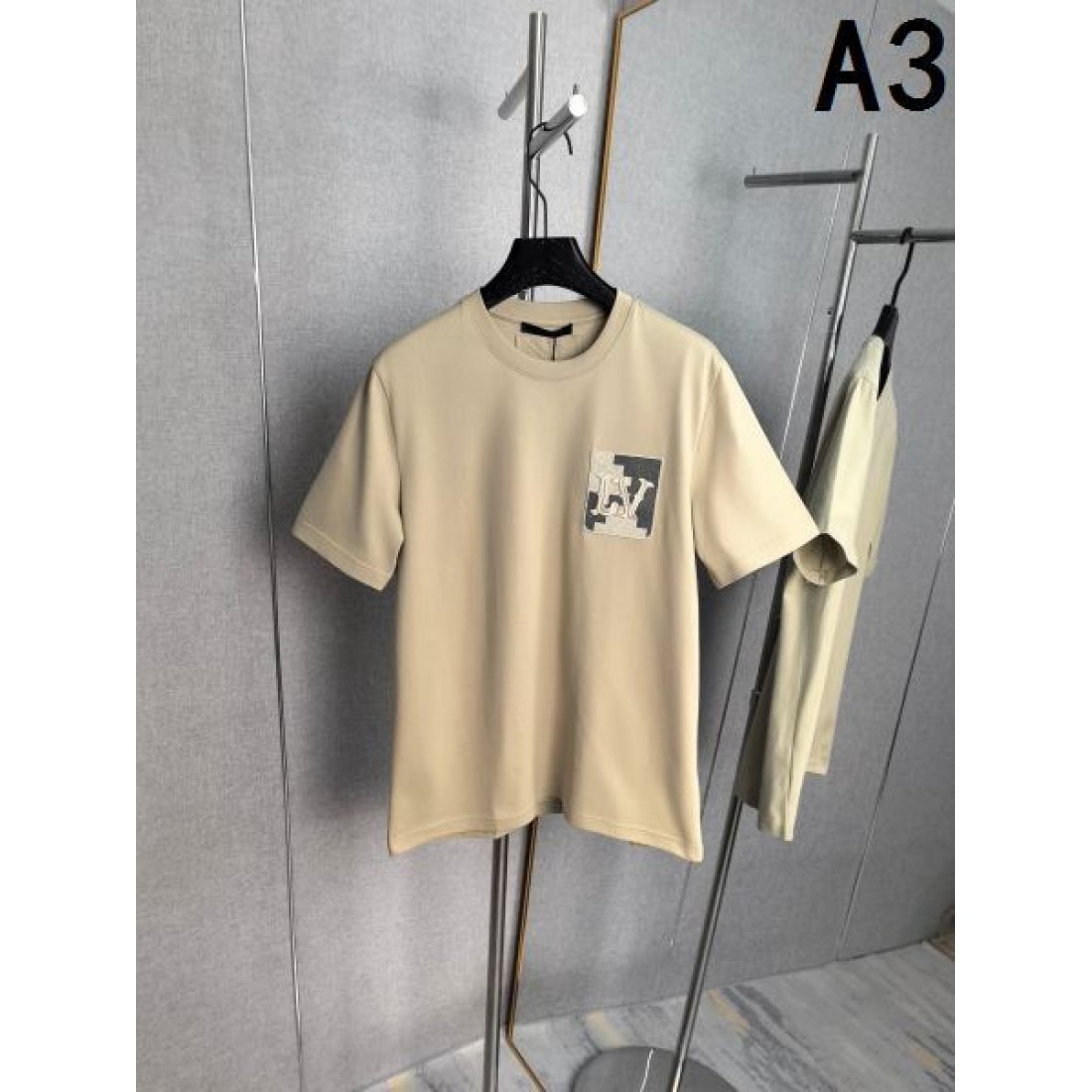 精悍 ゆったり クルーネック LOUIS VUITTON ルイヴィトン コピー Tシャツ ブラック 胸元スクエアロゴ 人気 トップス