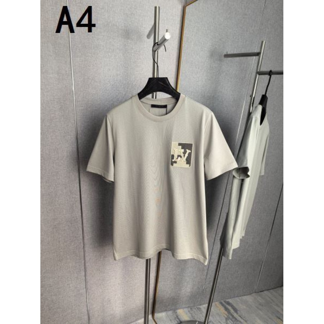 精悍 ゆったり クルーネック LOUIS VUITTON ルイヴィトン コピー Tシャツ ブラック 胸元スクエアロゴ 人気 トップス