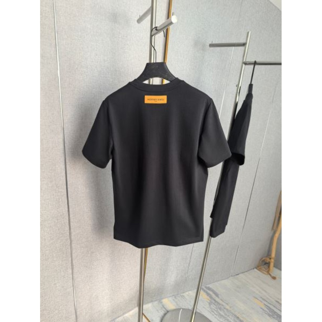 精悍 ゆったり クルーネック LOUIS VUITTON ルイヴィトン コピー Tシャツ ブラック 胸元スクエアロゴ 人気 トップス