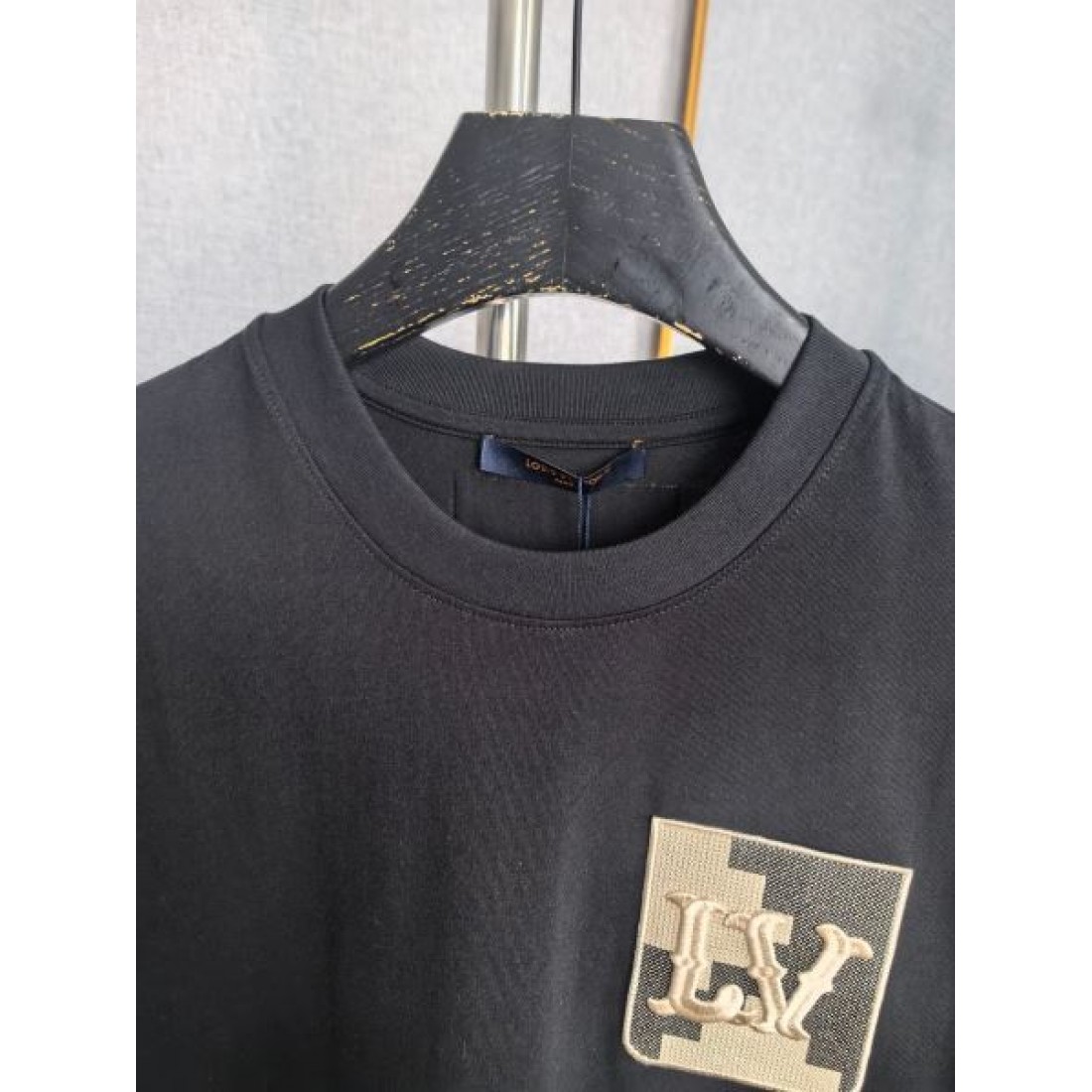 精悍 ゆったり クルーネック LOUIS VUITTON ルイヴィトン コピー Tシャツ ブラック 胸元スクエアロゴ 人気 トップス