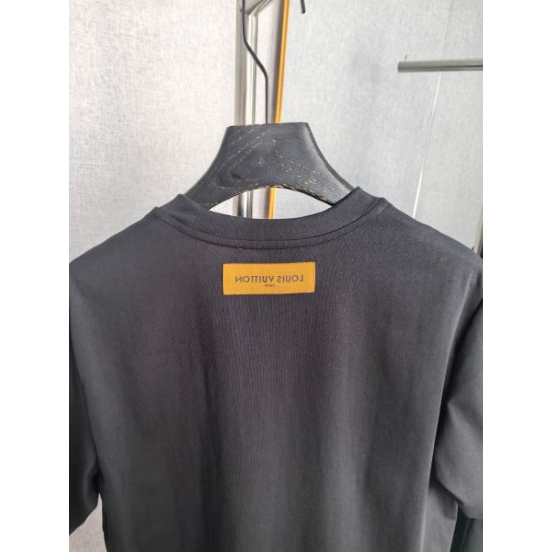 精悍 ゆったり クルーネック LOUIS VUITTON ルイヴィトン コピー Tシャツ ブラック 胸元スクエアロゴ 人気 トップス