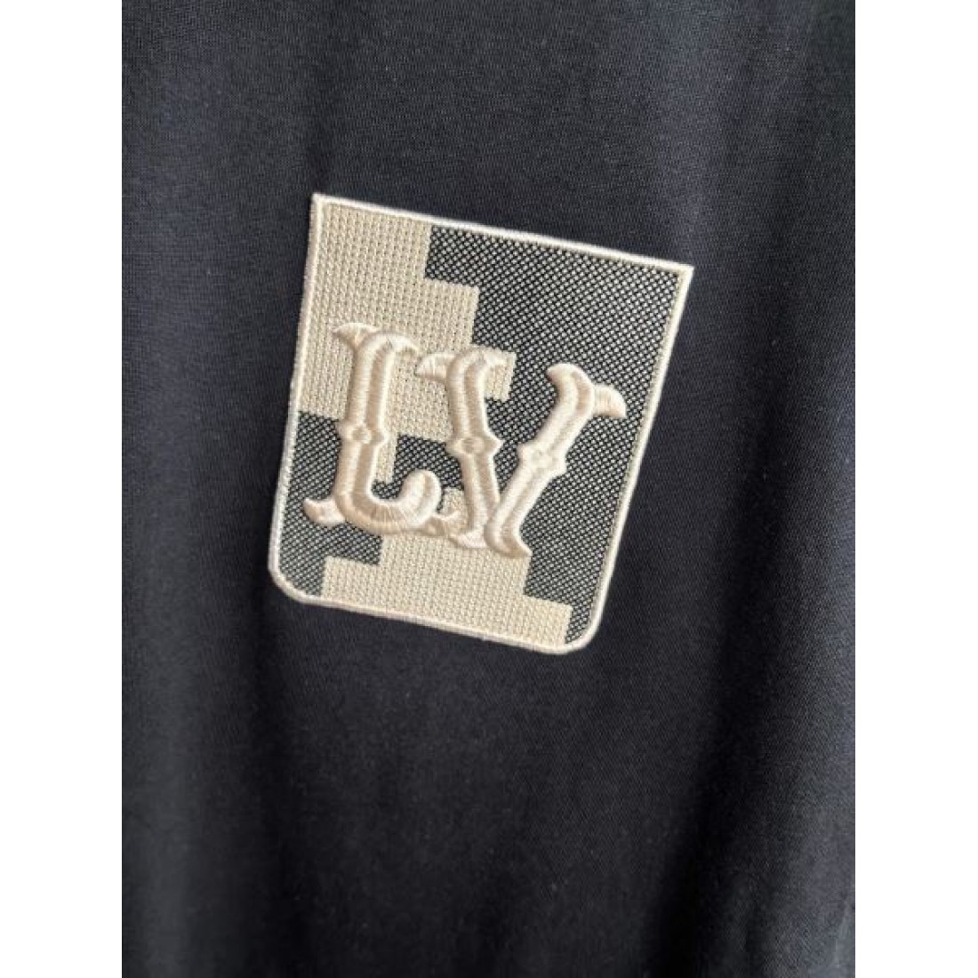 精悍 ゆったり クルーネック LOUIS VUITTON ルイヴィトン コピー Tシャツ ブラック 胸元スクエアロゴ 人気 トップス