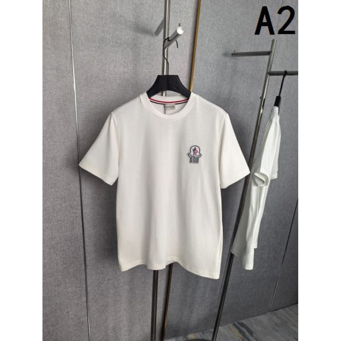 ブラック 胸元パッチ クルーネック MONCLER モンクレール コピー 半袖カットソー 端正 ゆったり デイリー トップス