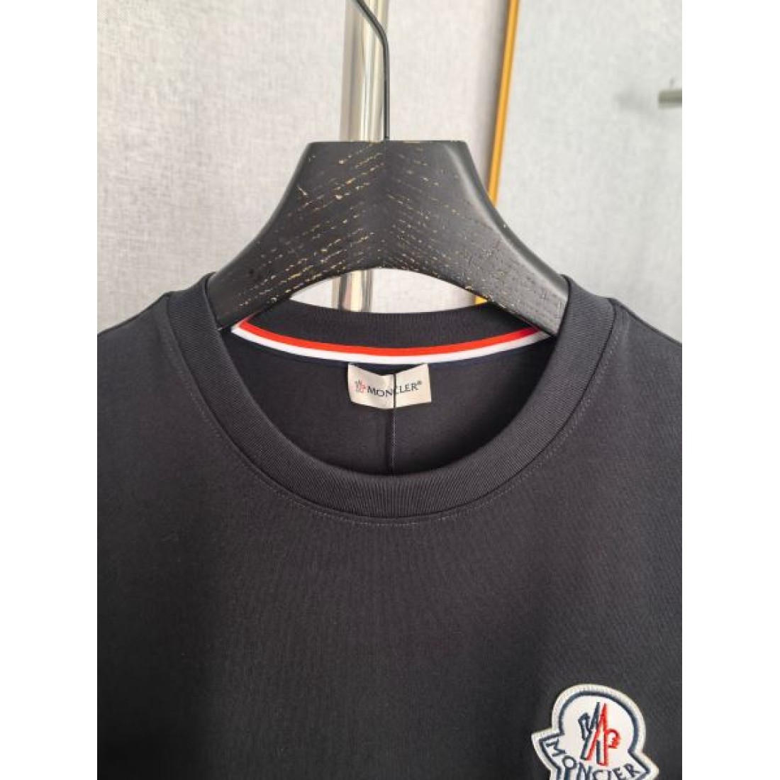 ブラック 胸元パッチ クルーネック MONCLER モンクレール コピー 半袖カットソー 端正 ゆったり デイリー トップス