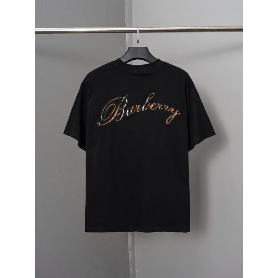 ブラック 艶やか BURBERRY バーバリー コピー Tシャツ バックロゴ クルーネック ゆったり 人気 トップス