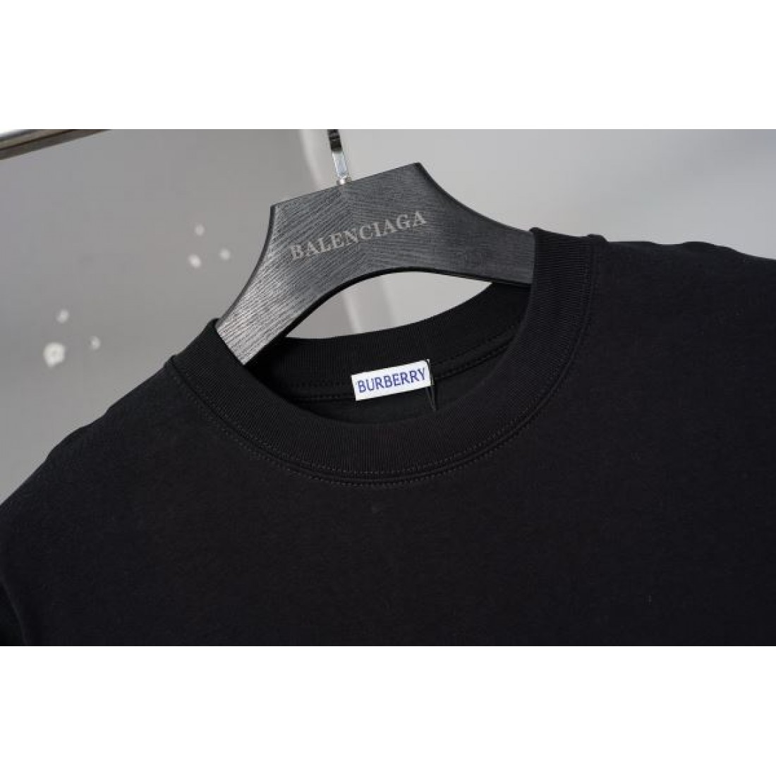 ブラック 艶やか BURBERRY バーバリー コピー Tシャツ バックロゴ クルーネック ゆったり 人気 トップス