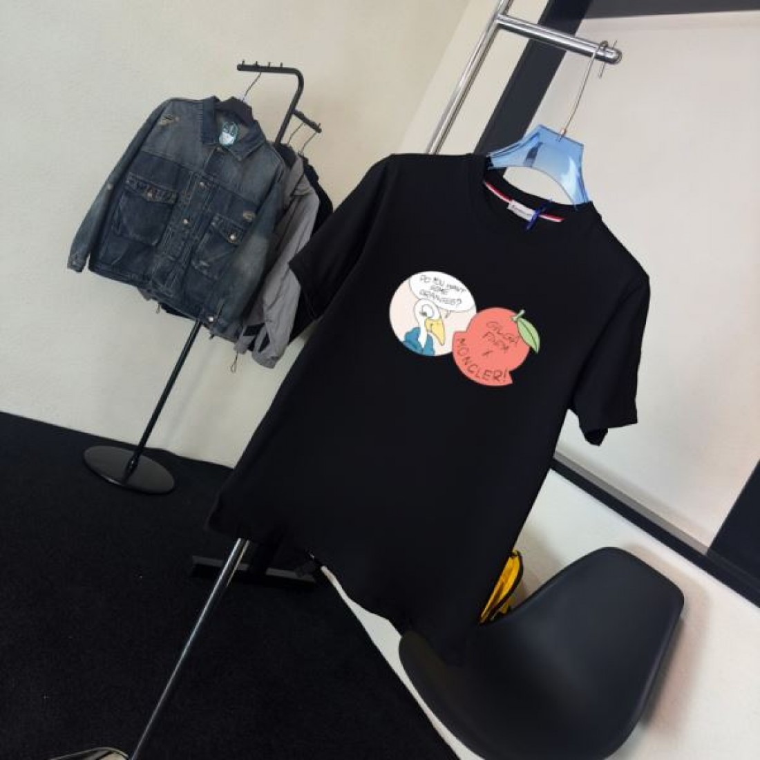 人気 トップス MONCLER モンクレール コピー Tシャツ ブラック フロントイラスト クルーネック 鮮やか ゆったり