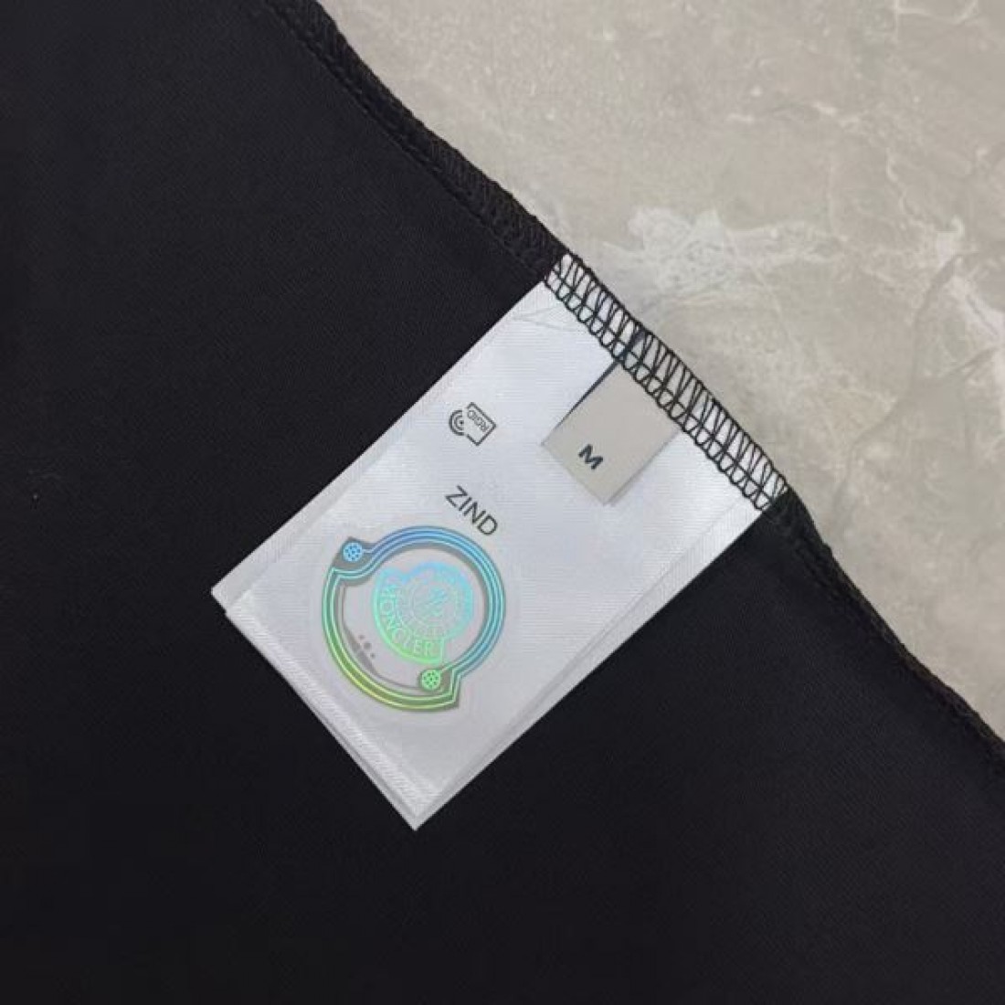 人気 トップス MONCLER モンクレール コピー Tシャツ ブラック フロントイラスト クルーネック 鮮やか ゆったり