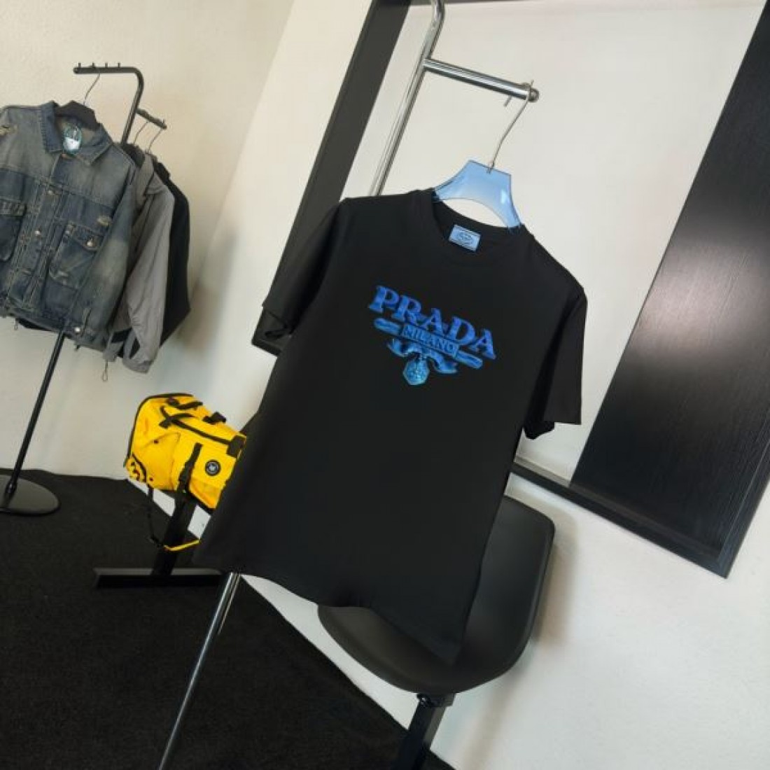 ブラック ブルーロゴ クルーネック すっきり ゆったり 人気 トップス PRADA プラダ コピー Tシャツ
