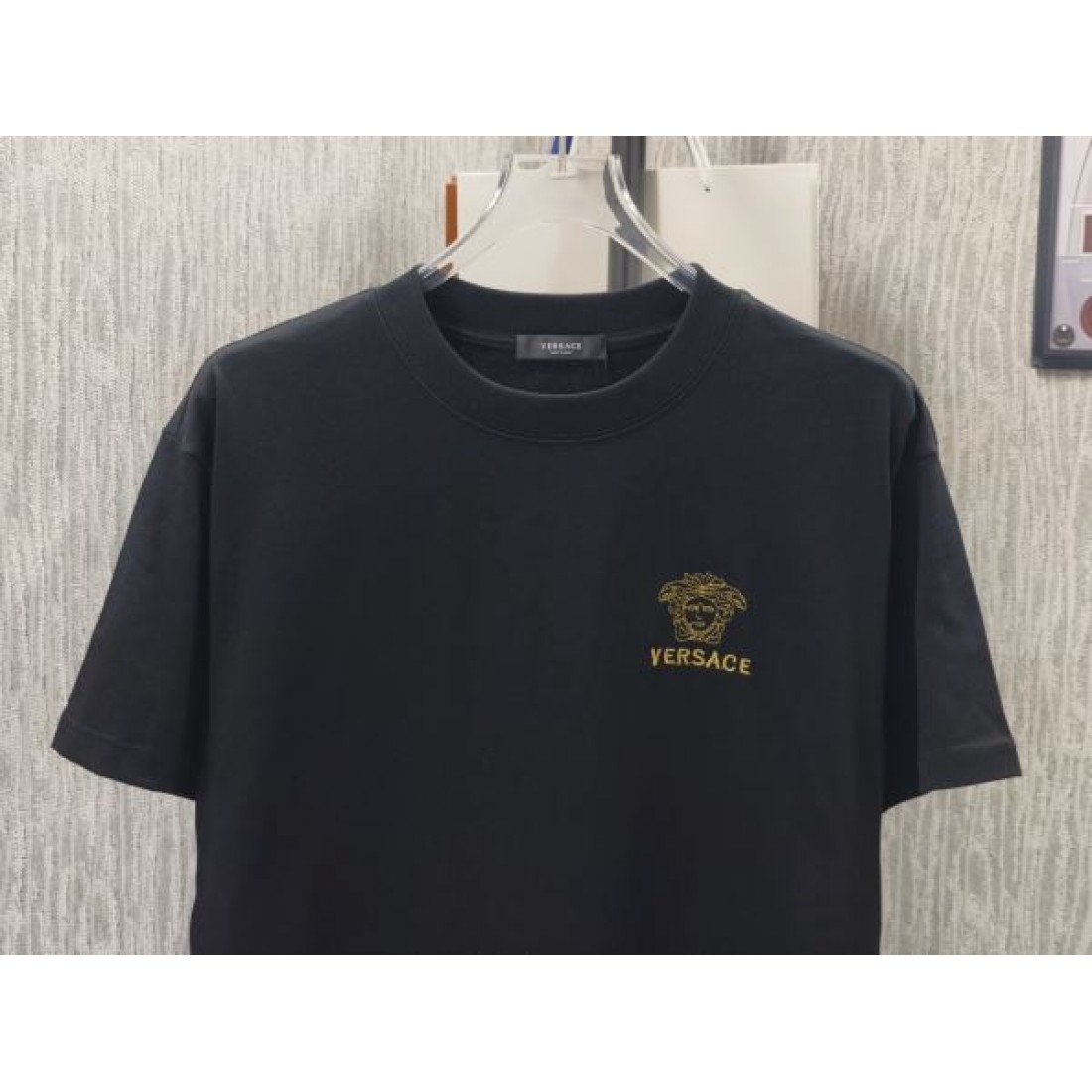 VERSACE ヴェルサーチ コピー 半袖カットソー ブラック 胸元メデューサ刺繍 クルーネック 端正 ゆったり 人気 トップス