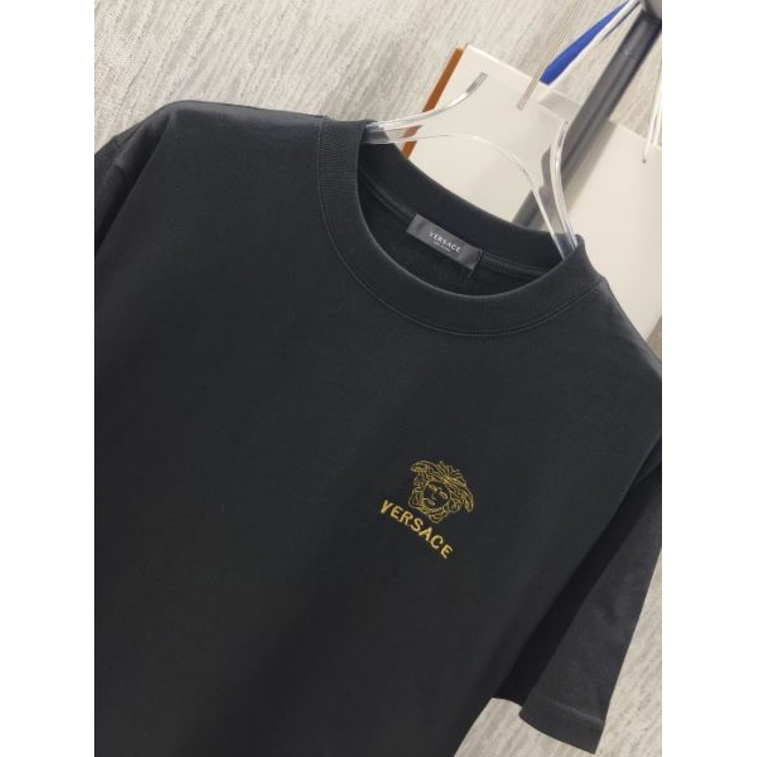 VERSACE ヴェルサーチ コピー 半袖カットソー ブラック 胸元メデューサ刺繍 クルーネック 端正 ゆったり 人気 トップス
