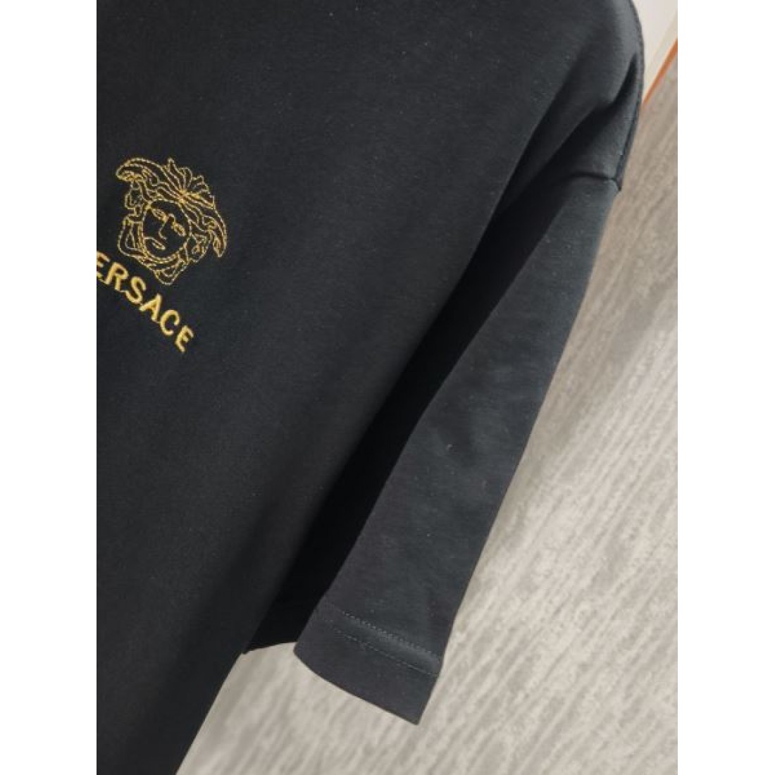 VERSACE ヴェルサーチ コピー 半袖カットソー ブラック 胸元メデューサ刺繍 クルーネック 端正 ゆったり 人気 トップス