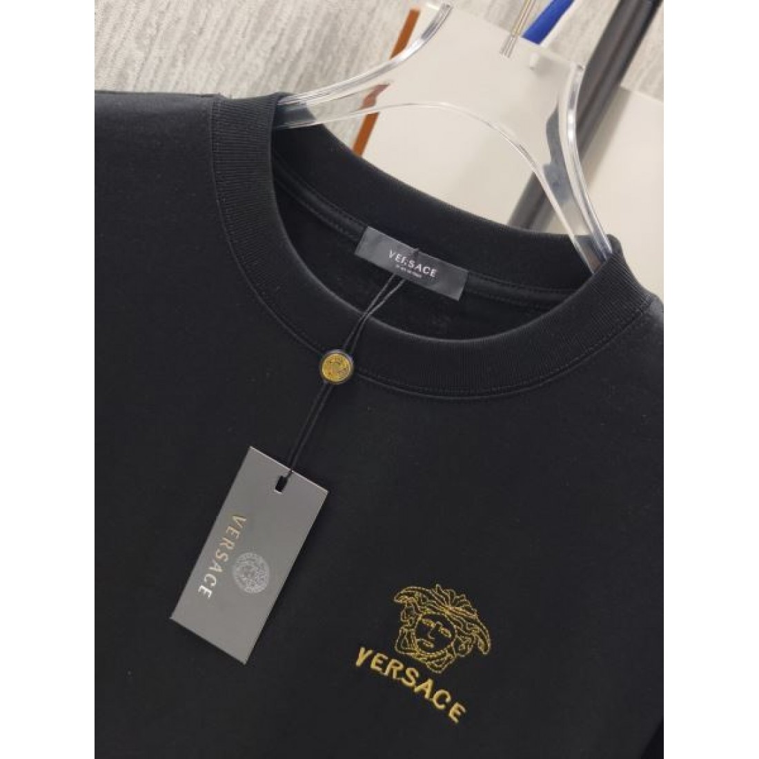 VERSACE ヴェルサーチ コピー 半袖カットソー ブラック 胸元メデューサ刺繍 クルーネック 端正 ゆったり 人気 トップス