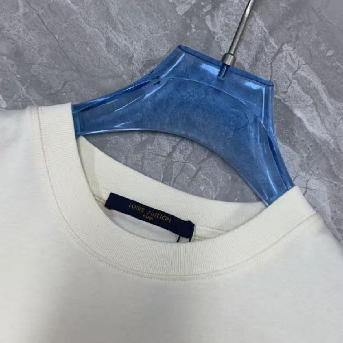 LOUIS VUITTON ルイヴィトン コピー Tシャツ LVロゴプリント クルーネック 半袖 スカイブルーアクセント リラックスシルエット カジュアルトップス