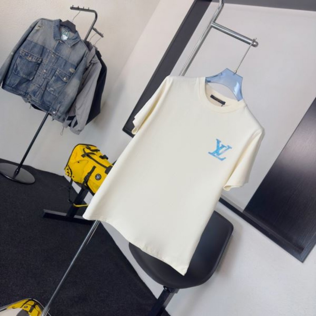 LOUIS VUITTON ルイヴィトン コピー Tシャツ LVロゴプリント クルーネック 半袖 スカイブルーアクセント リラックスシルエット カジュアルトップス