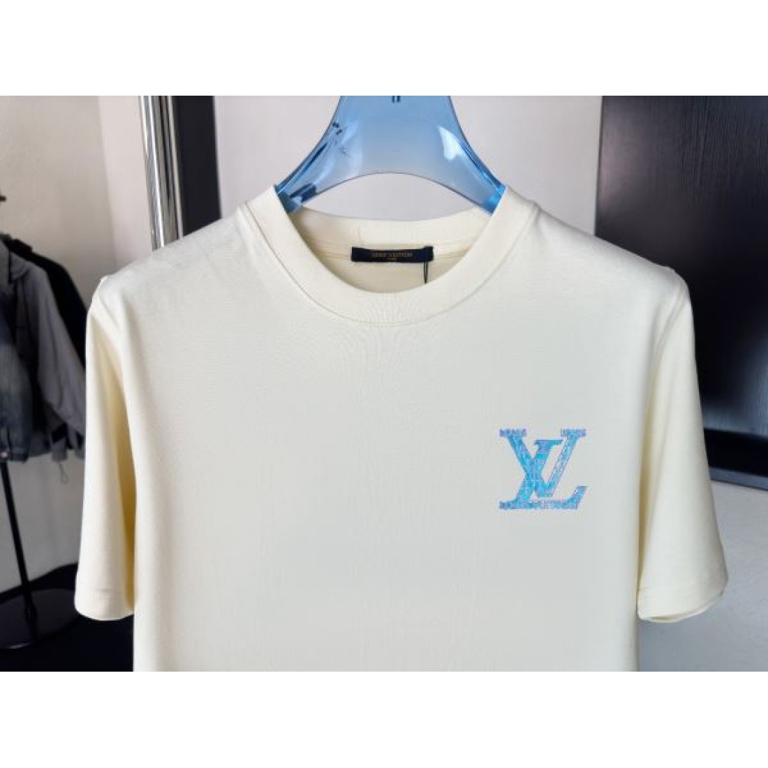 LOUIS VUITTON ルイヴィトン コピー Tシャツ LVロゴプリント クルーネック 半袖 スカイブルーアクセント リラックスシルエット カジュアルトップス