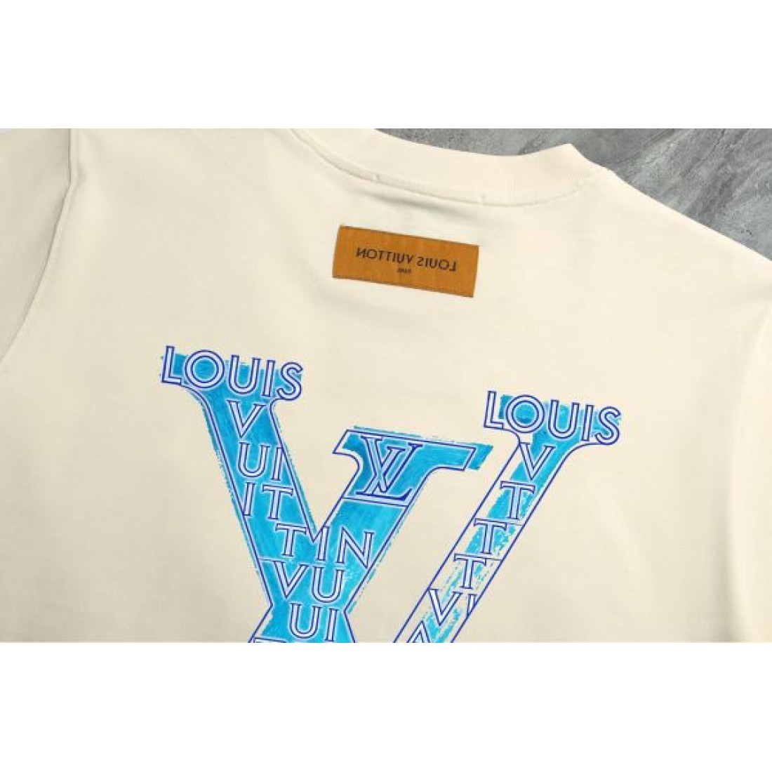 LOUIS VUITTON ルイヴィトン コピー Tシャツ LVロゴプリント クルーネック 半袖 スカイブルーアクセント リラックスシルエット カジュアルトップス