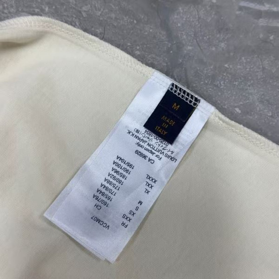 LOUIS VUITTON ルイヴィトン コピー Tシャツ LVロゴプリント クルーネック 半袖 スカイブルーアクセント リラックスシルエット カジュアルトップス