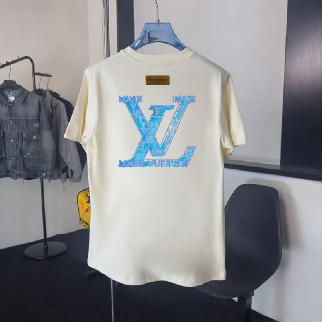 LOUIS VUITTON ルイヴィトン コピー Tシャツ LVロゴプリント クルーネック 半袖 スカイブルーアクセント リラックスシルエット カジュアルトップス