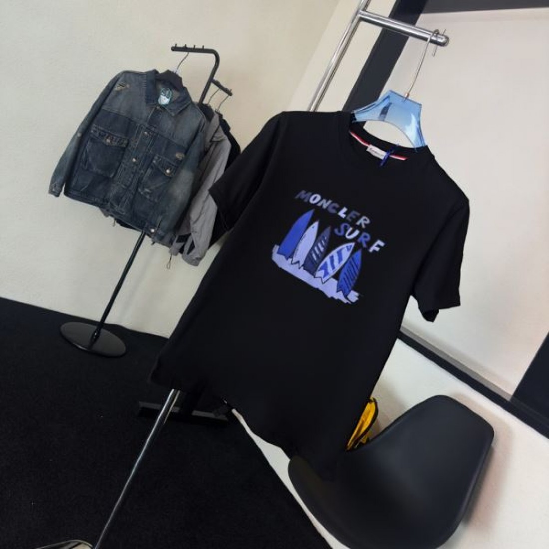 SURFロゴ 半袖 人気モデル 高級感 ストリート MONCLER モンクレール コピー Tシャツ メンズ 夏コーデ 上品カジュアル