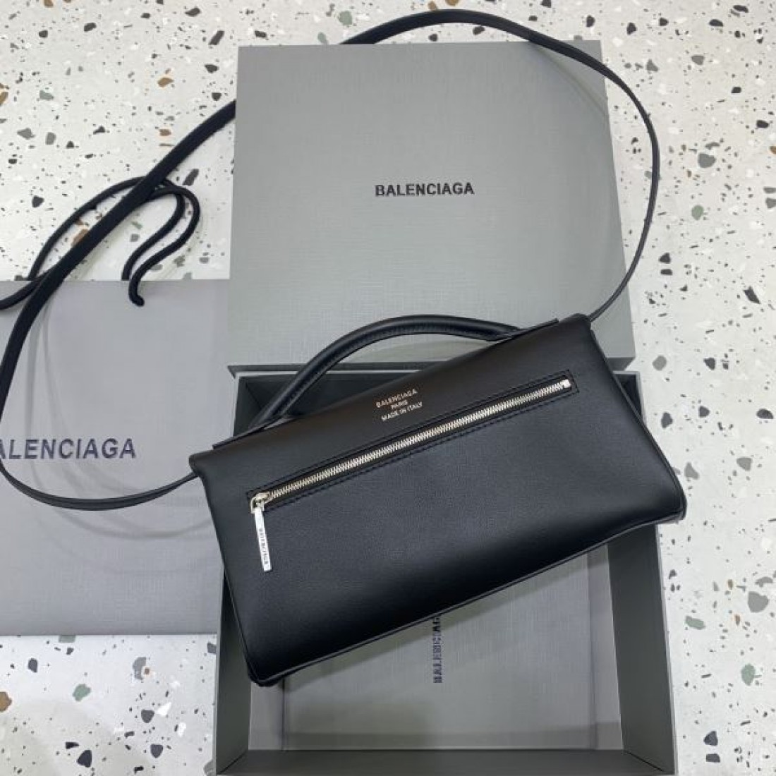 レザースリムショルダーポーチ ジップデザイン ミニマルクラッチ BALENCIAGA バレンシアガ コピー ポーチ クロスボディ対応