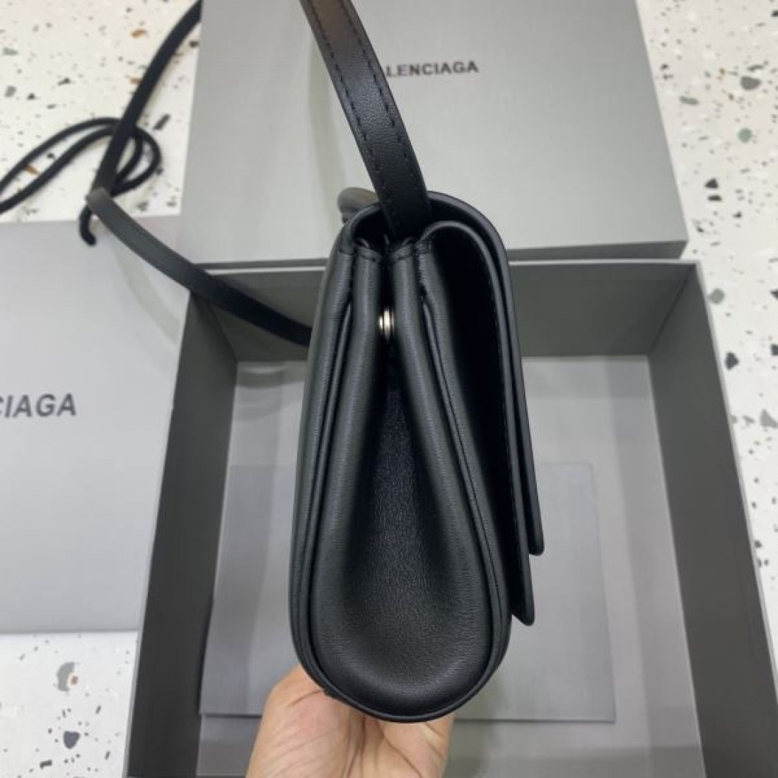 レザースリムショルダーポーチ ジップデザイン ミニマルクラッチ BALENCIAGA バレンシアガ コピー ポーチ クロスボディ対応