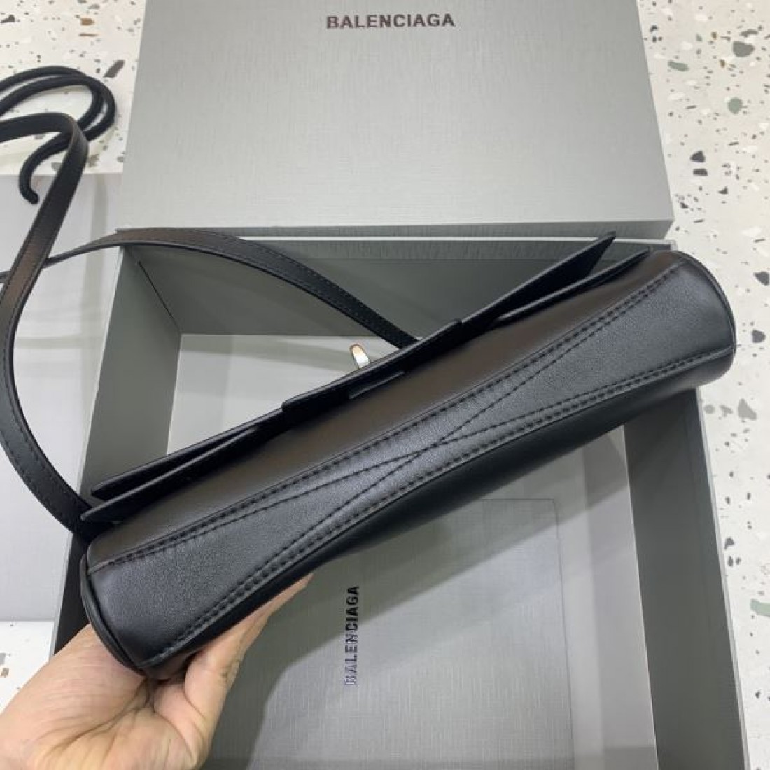 レザースリムショルダーポーチ ジップデザイン ミニマルクラッチ BALENCIAGA バレンシアガ コピー ポーチ クロスボディ対応