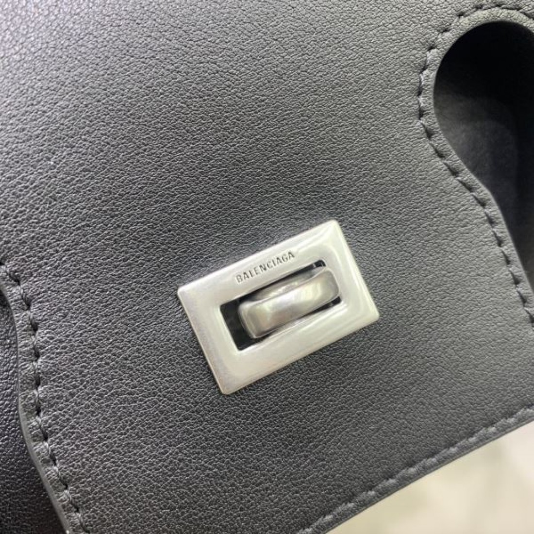 レザースリムショルダーポーチ ジップデザイン ミニマルクラッチ BALENCIAGA バレンシアガ コピー ポーチ クロスボディ対応