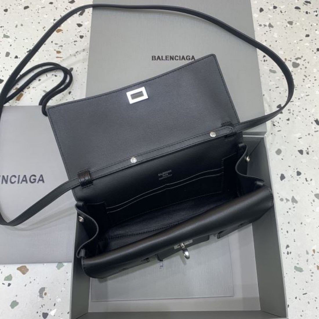 レザースリムショルダーポーチ ジップデザイン ミニマルクラッチ BALENCIAGA バレンシアガ コピー ポーチ クロスボディ対応