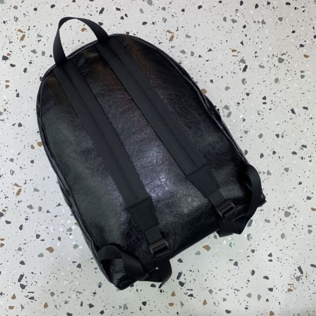 ステッカーデザイン ロゴプリント マルチタグディテール BALENCIAGA バレンシアガ コピー バックパック アーバンストリートモデル