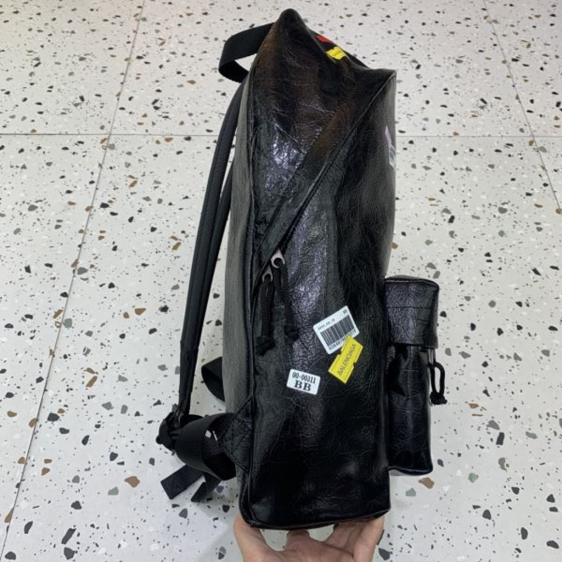 ステッカーデザイン ロゴプリント マルチタグディテール BALENCIAGA バレンシアガ コピー バックパック アーバンストリートモデル