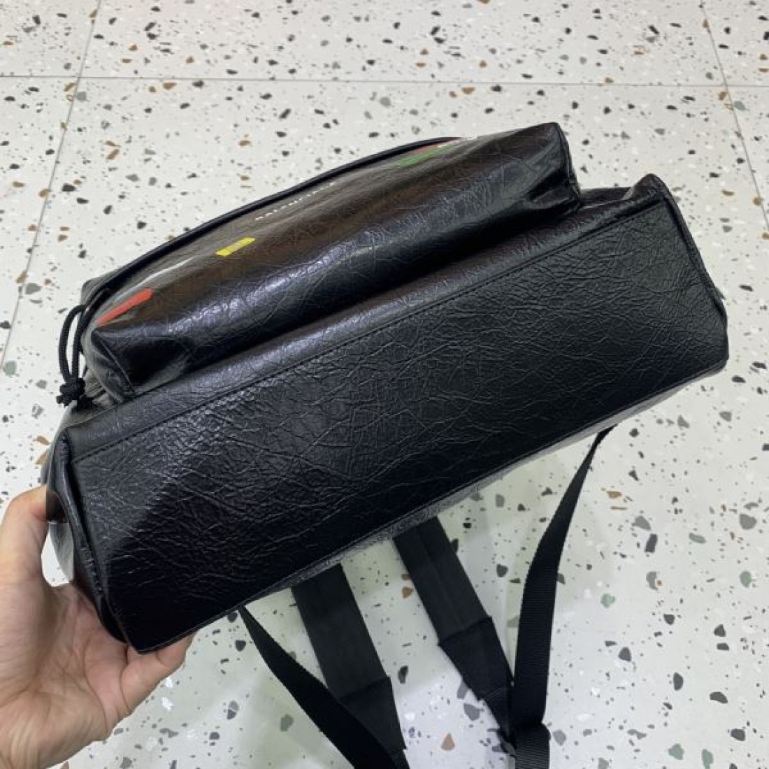 ステッカーデザイン ロゴプリント マルチタグディテール BALENCIAGA バレンシアガ コピー バックパック アーバンストリートモデル