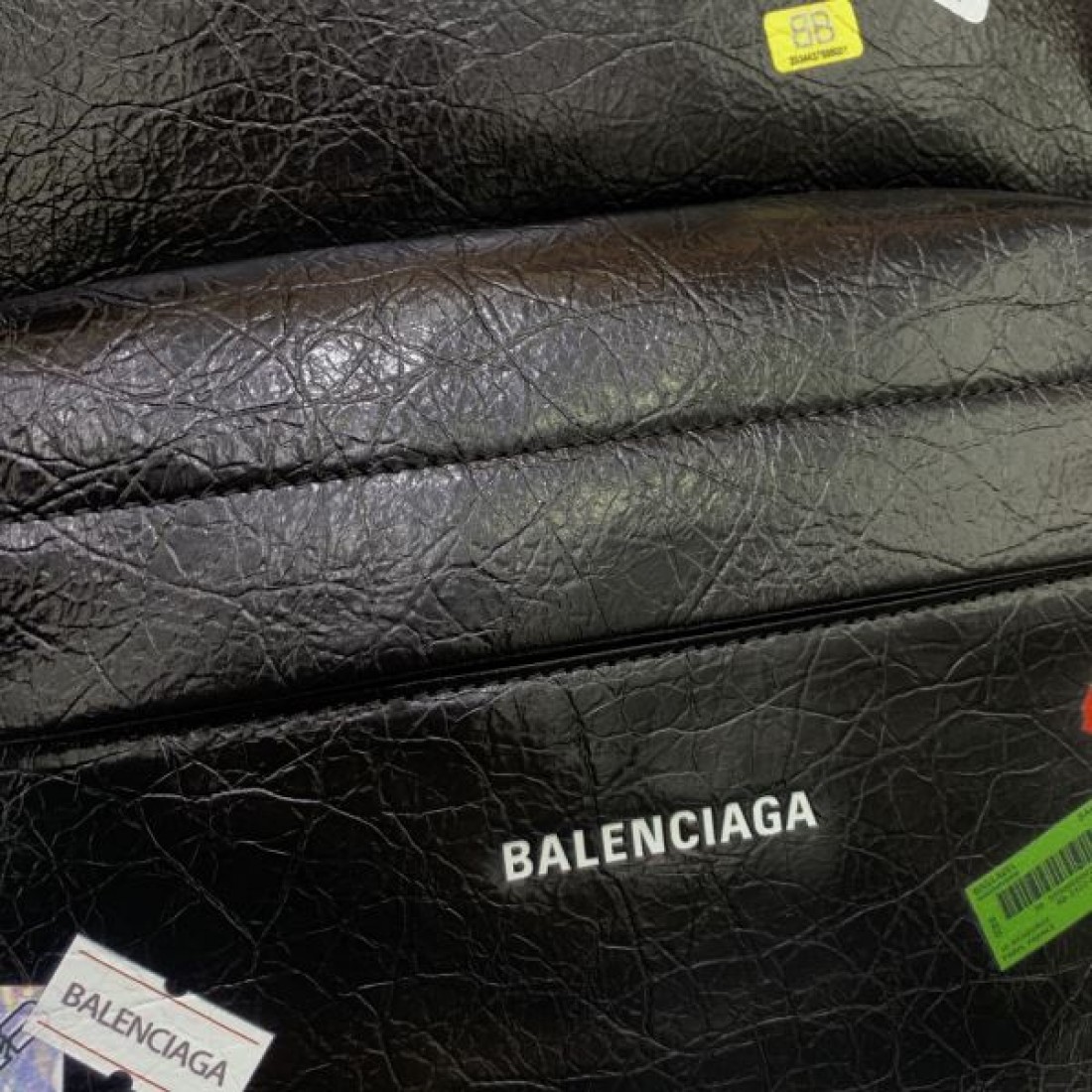 ステッカーデザイン ロゴプリント マルチタグディテール BALENCIAGA バレンシアガ コピー バックパック アーバンストリートモデル