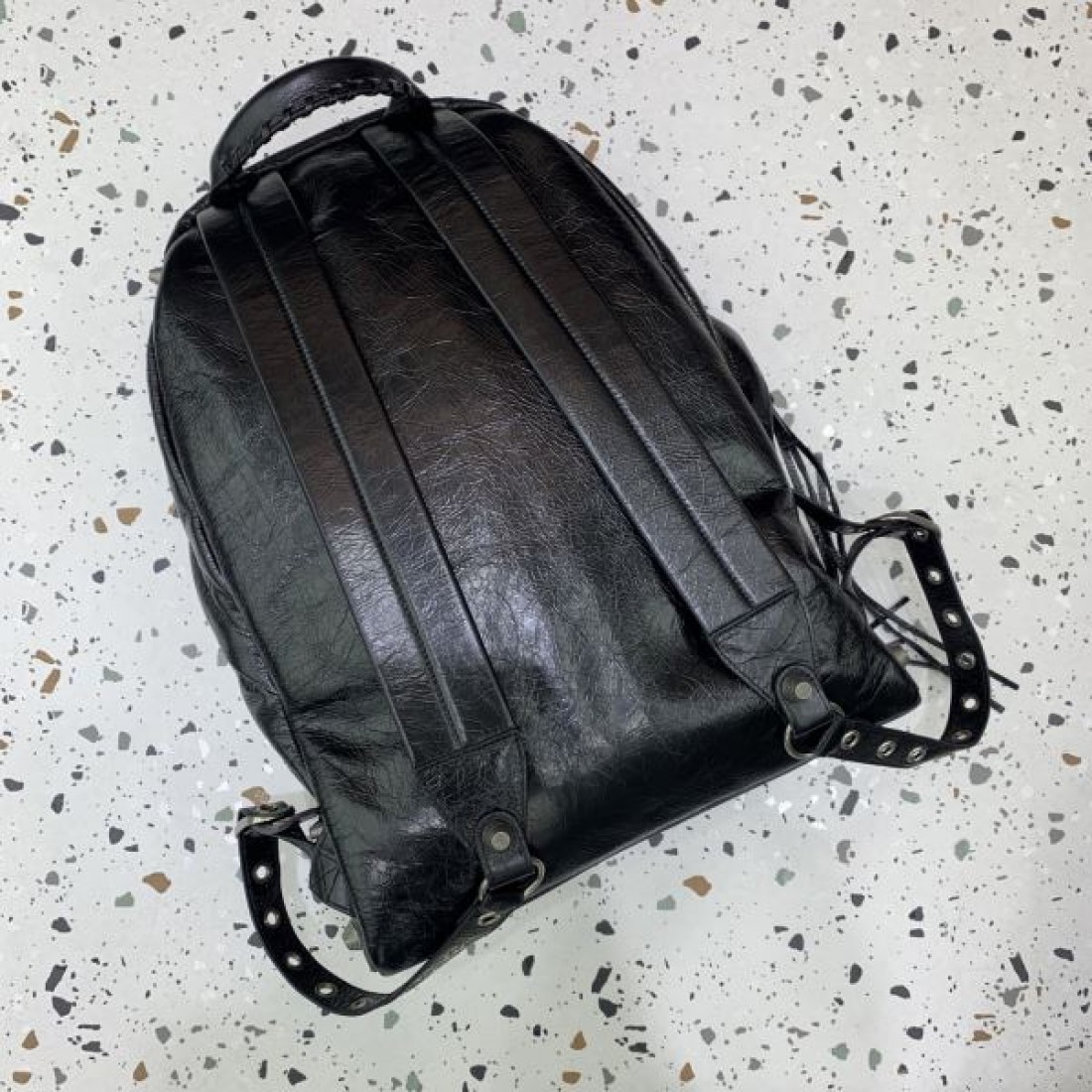 グラフィティロゴ スタッズデザイン アーバンストリート BALENCIAGA バレンシアガ コピー バックパック インパクトアイテム 話題感