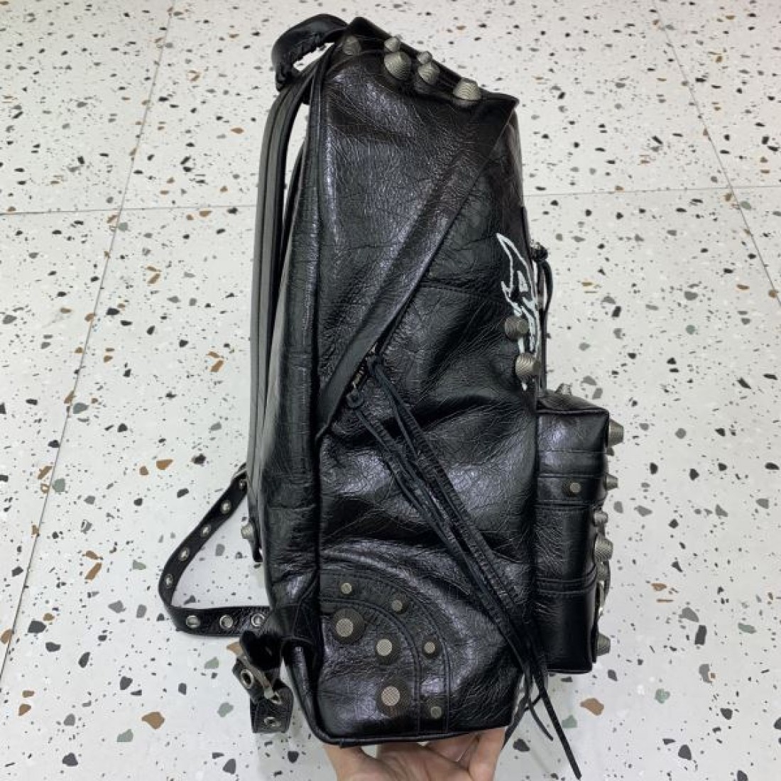 グラフィティロゴ スタッズデザイン アーバンストリート BALENCIAGA バレンシアガ コピー バックパック インパクトアイテム 話題感