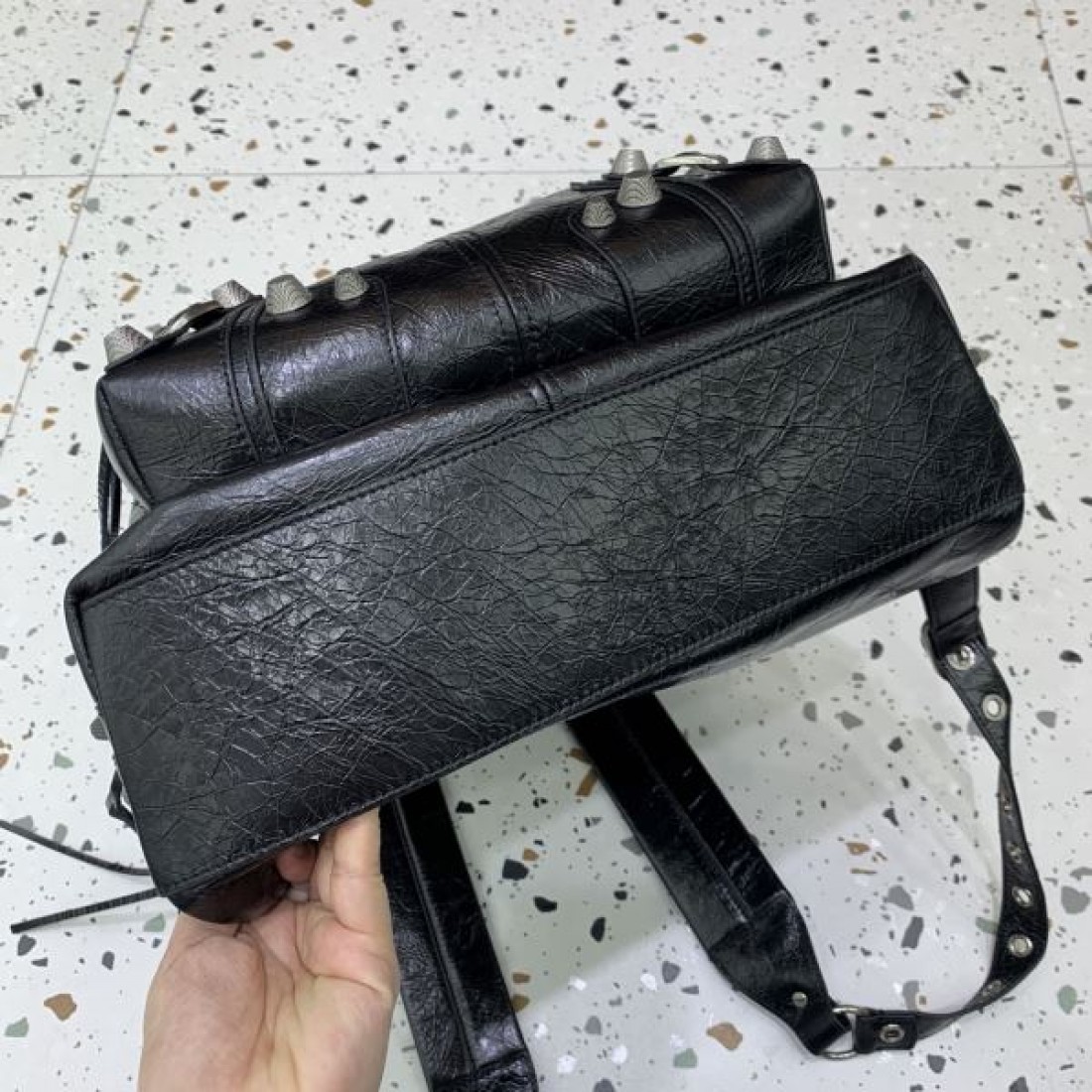 グラフィティロゴ スタッズデザイン アーバンストリート BALENCIAGA バレンシアガ コピー バックパック インパクトアイテム 話題感