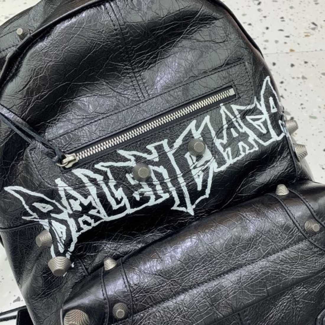 グラフィティロゴ スタッズデザイン アーバンストリート BALENCIAGA バレンシアガ コピー バックパック インパクトアイテム 話題感