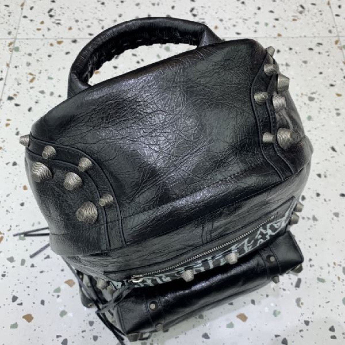 グラフィティロゴ スタッズデザイン アーバンストリート BALENCIAGA バレンシアガ コピー バックパック インパクトアイテム 話題感