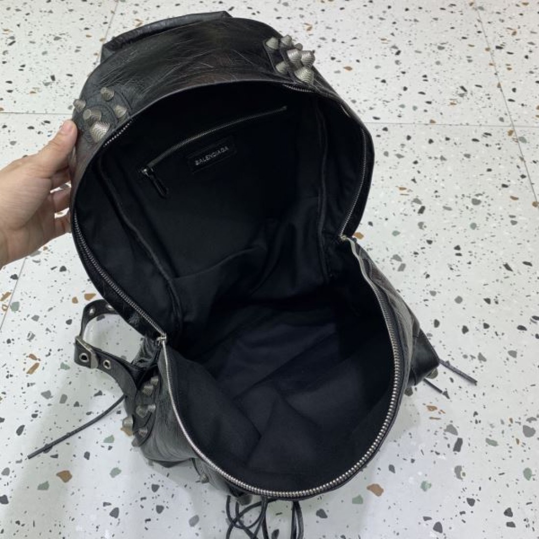グラフィティロゴ スタッズデザイン アーバンストリート BALENCIAGA バレンシアガ コピー バックパック インパクトアイテム 話題感