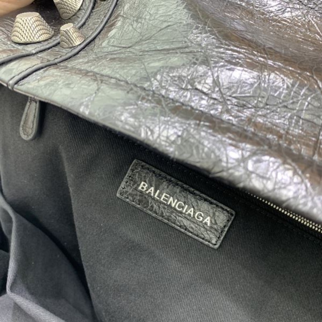 グラフィティロゴ スタッズデザイン アーバンストリート BALENCIAGA バレンシアガ コピー バックパック インパクトアイテム 話題感