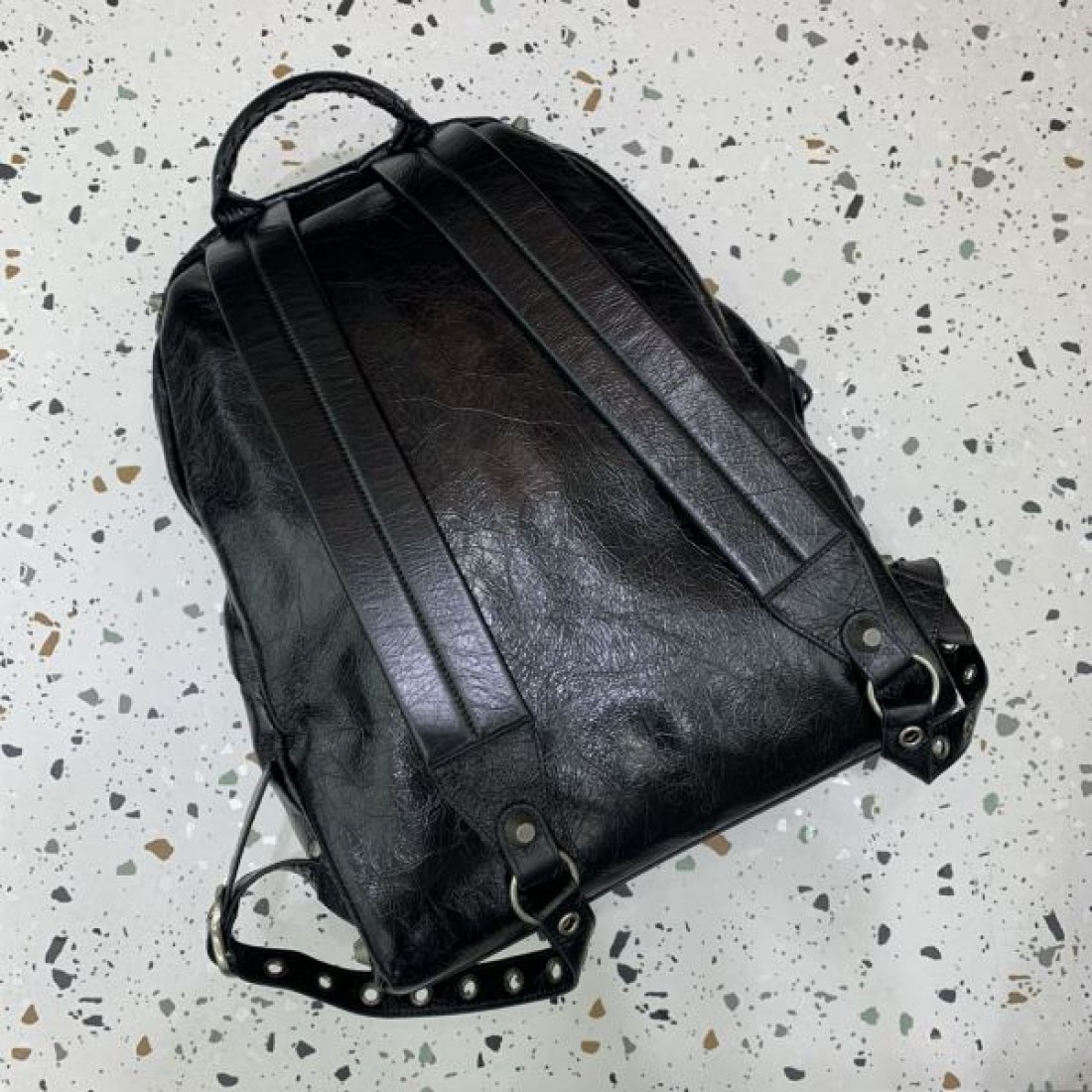 レザーリュック ヴィンテージライクデザイン こなれ感 BALENCIAGA バレンシアガ コピー リュック 注目アイテム