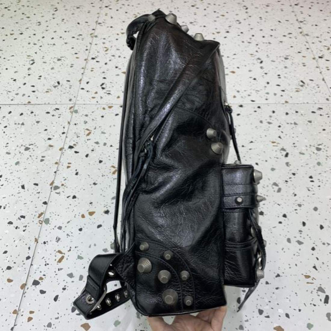 レザーリュック ヴィンテージライクデザイン こなれ感 BALENCIAGA バレンシアガ コピー リュック 注目アイテム