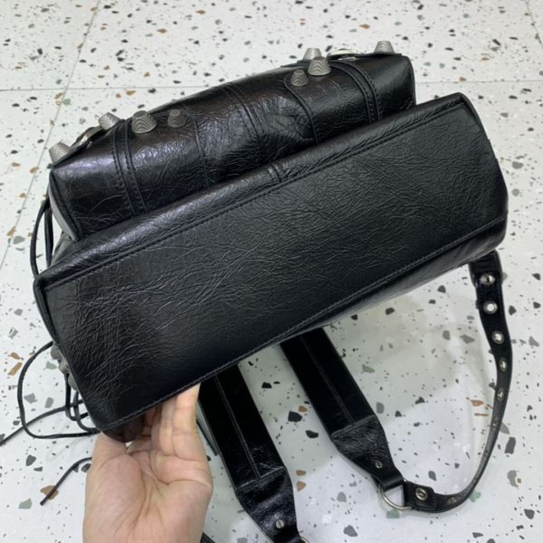 レザーリュック ヴィンテージライクデザイン こなれ感 BALENCIAGA バレンシアガ コピー リュック 注目アイテム