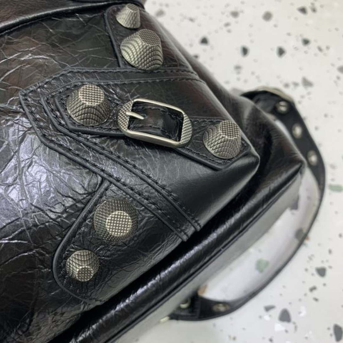 レザーリュック ヴィンテージライクデザイン こなれ感 BALENCIAGA バレンシアガ コピー リュック 注目アイテム