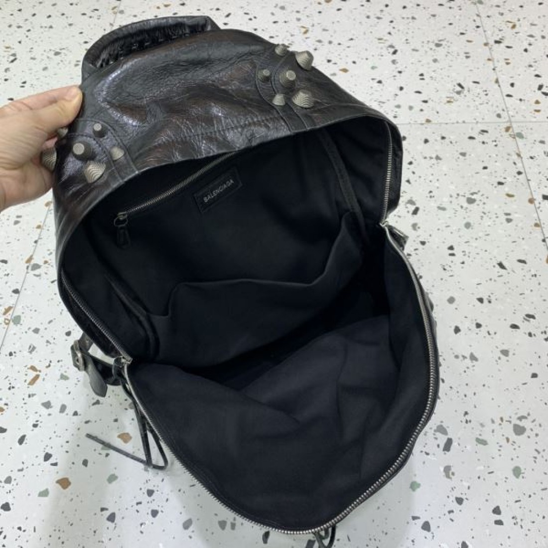 レザーリュック ヴィンテージライクデザイン こなれ感 BALENCIAGA バレンシアガ コピー リュック 注目アイテム