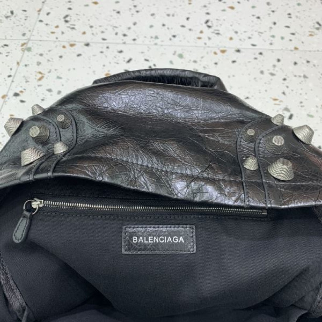 レザーリュック ヴィンテージライクデザイン こなれ感 BALENCIAGA バレンシアガ コピー リュック 注目アイテム